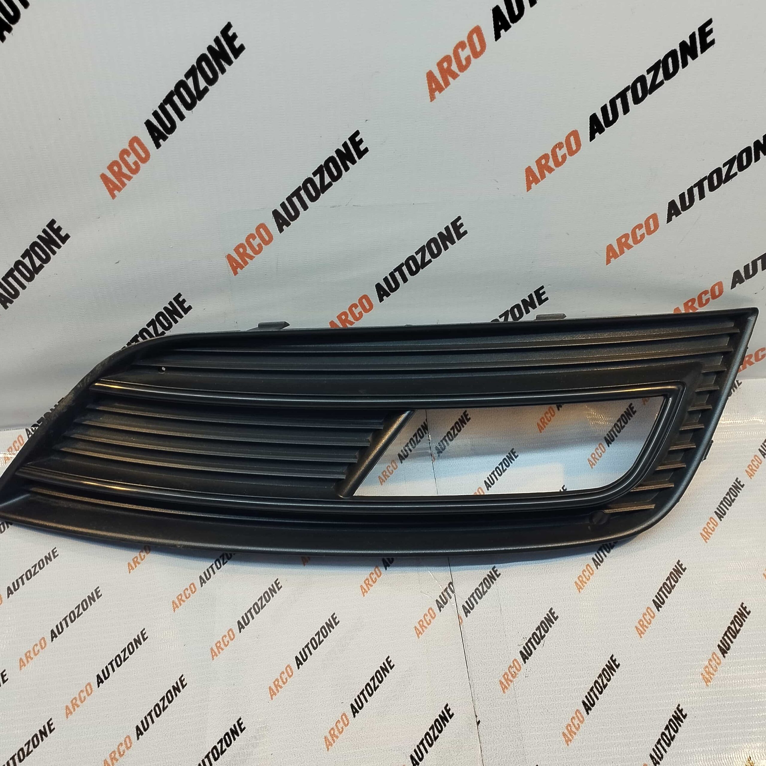 FOG LAMP COVER AUDI A4 B9 BLACK RIGHT IMP 8K0807682B