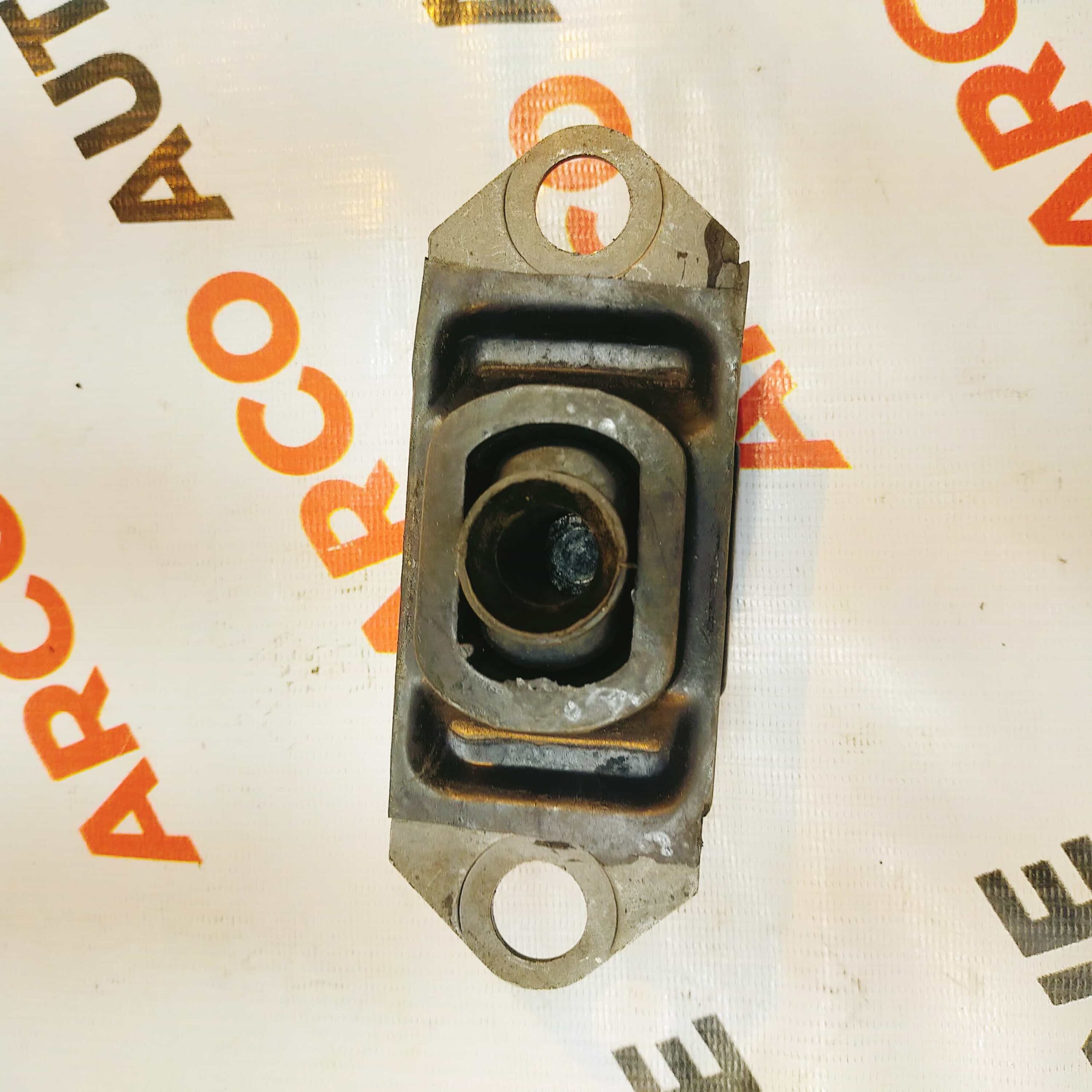 ENGINE MOUNTING DUSTER LEFT SHIP TYPE