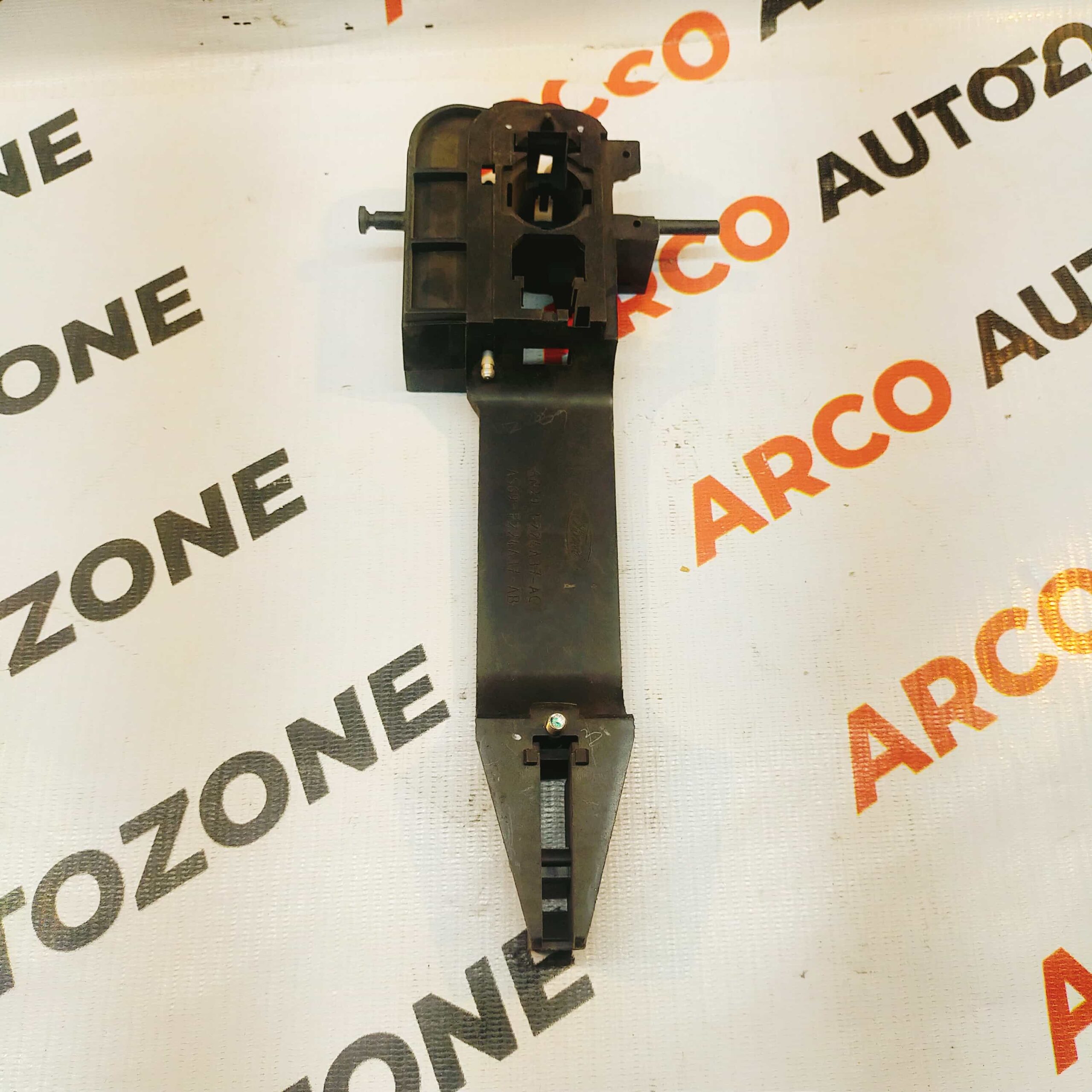 OUTER HANDLE BRACKET FIESTA FIGO LEFT