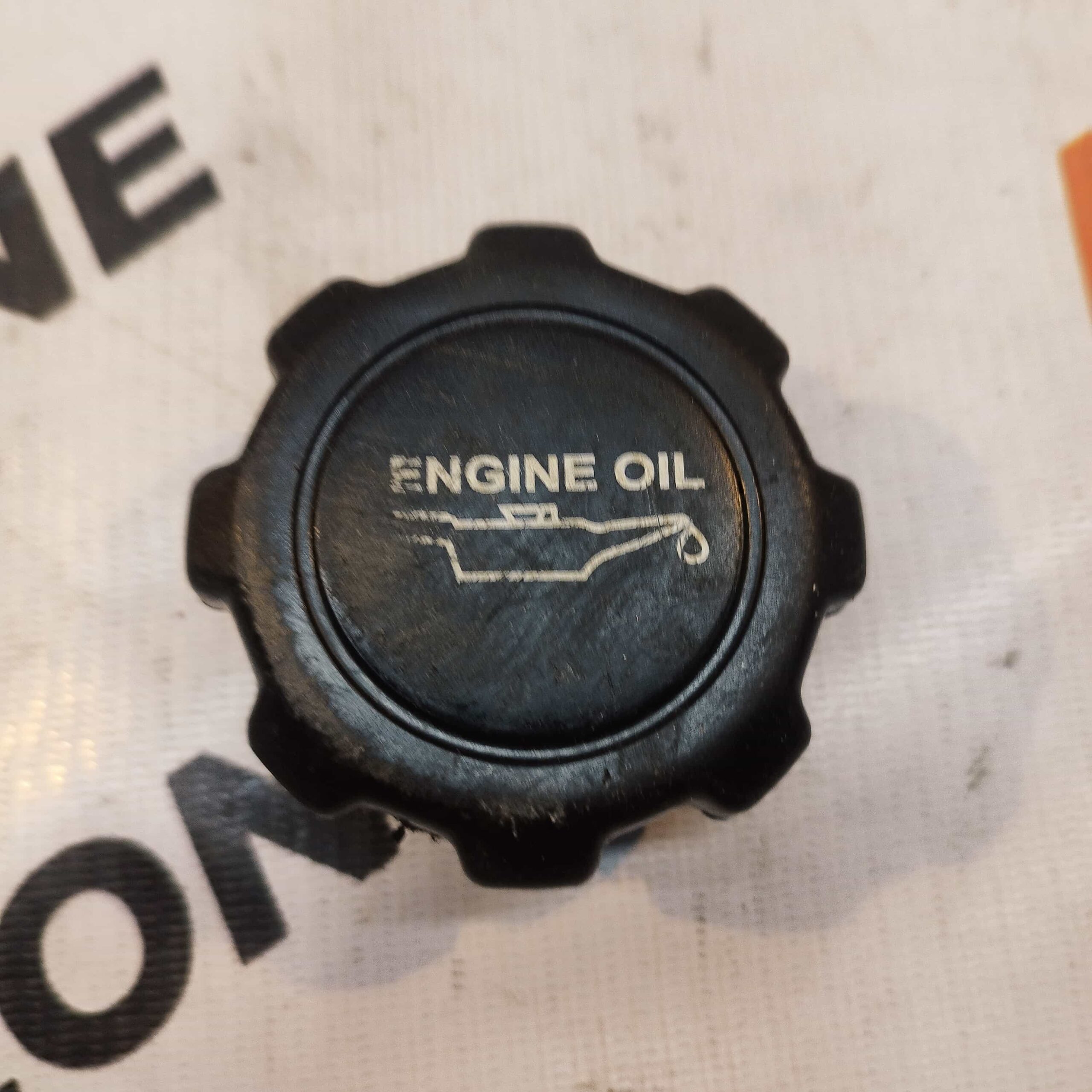 ENGINE OIL CAP QUALIS
