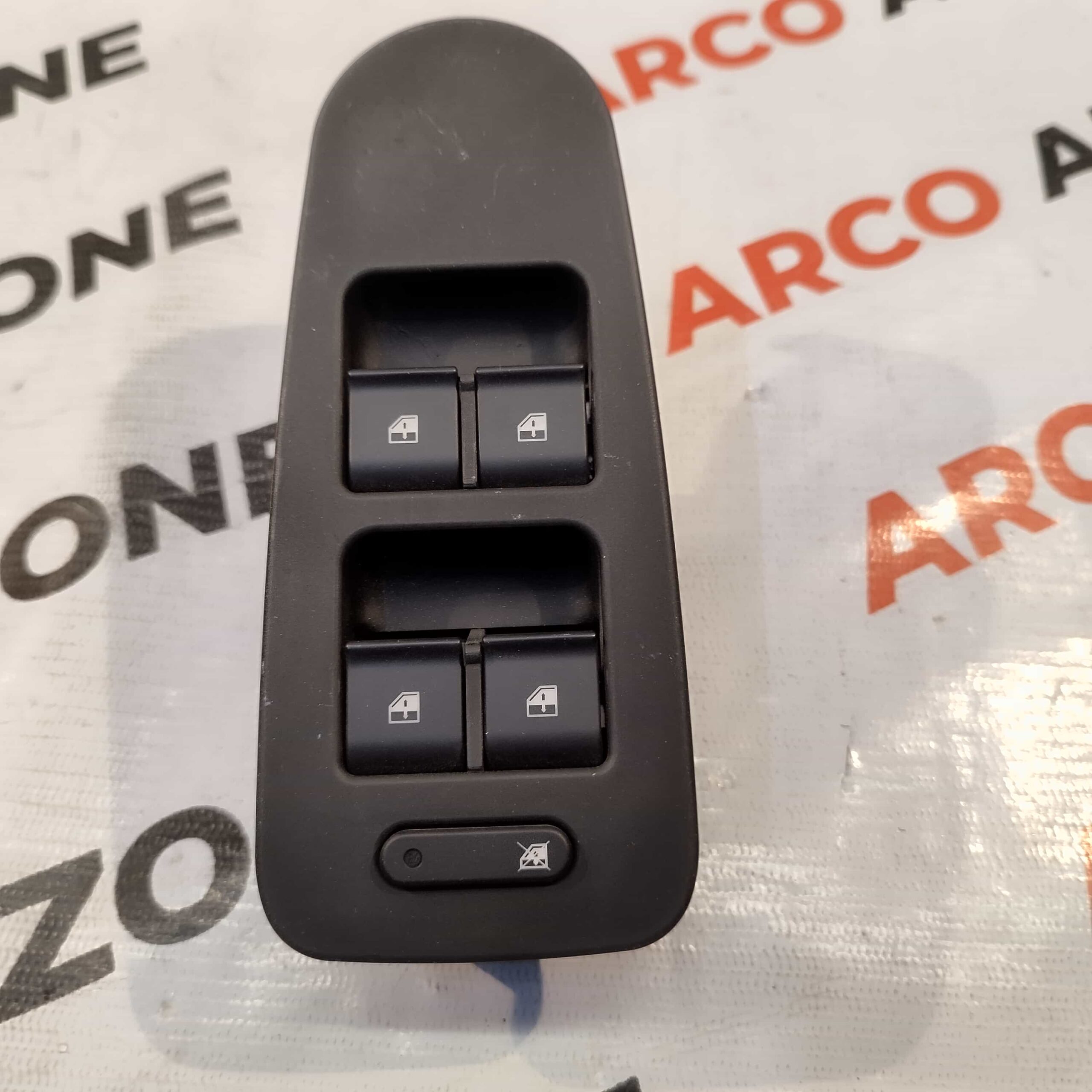 POWER WINDOW SWITCH MAIN VISTA MANZA FRONT RIGHT BLACK TATA 299104565