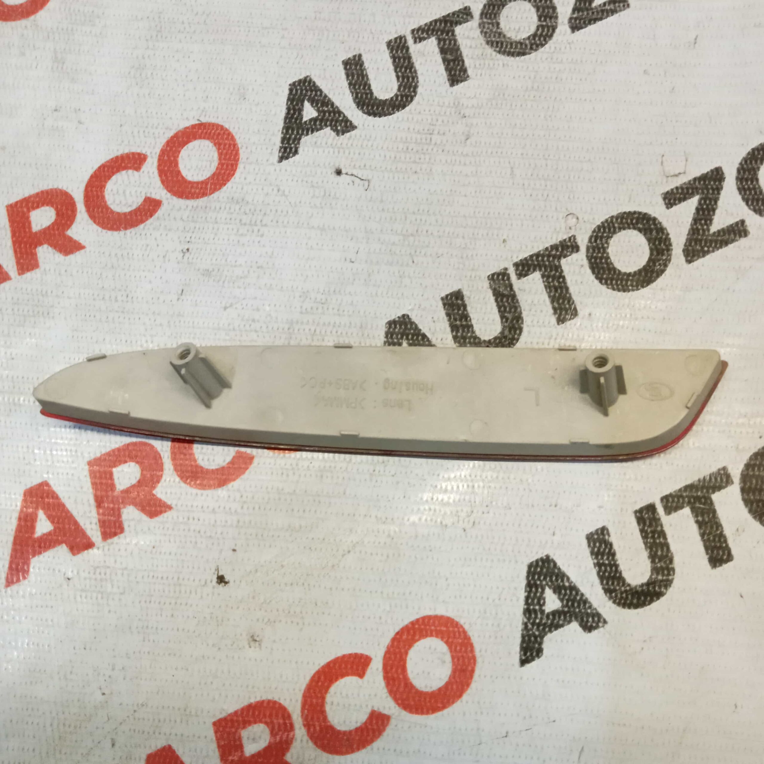 REAR BUMPER REFlECTOR SAIL LEFT GM J9033574