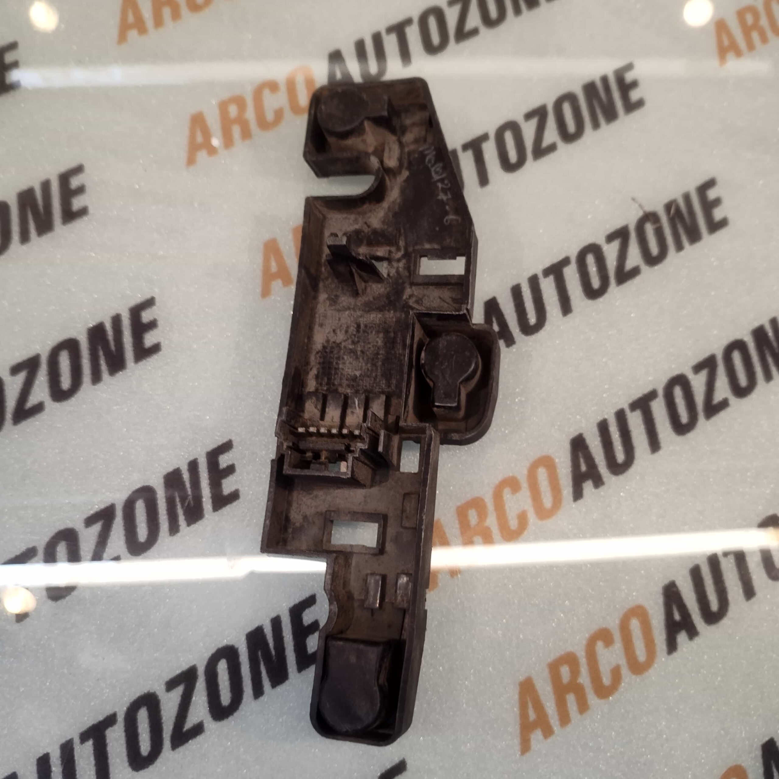 TAIL LIGHT HOLDER LOGAN VERITO LEFT 6001548137