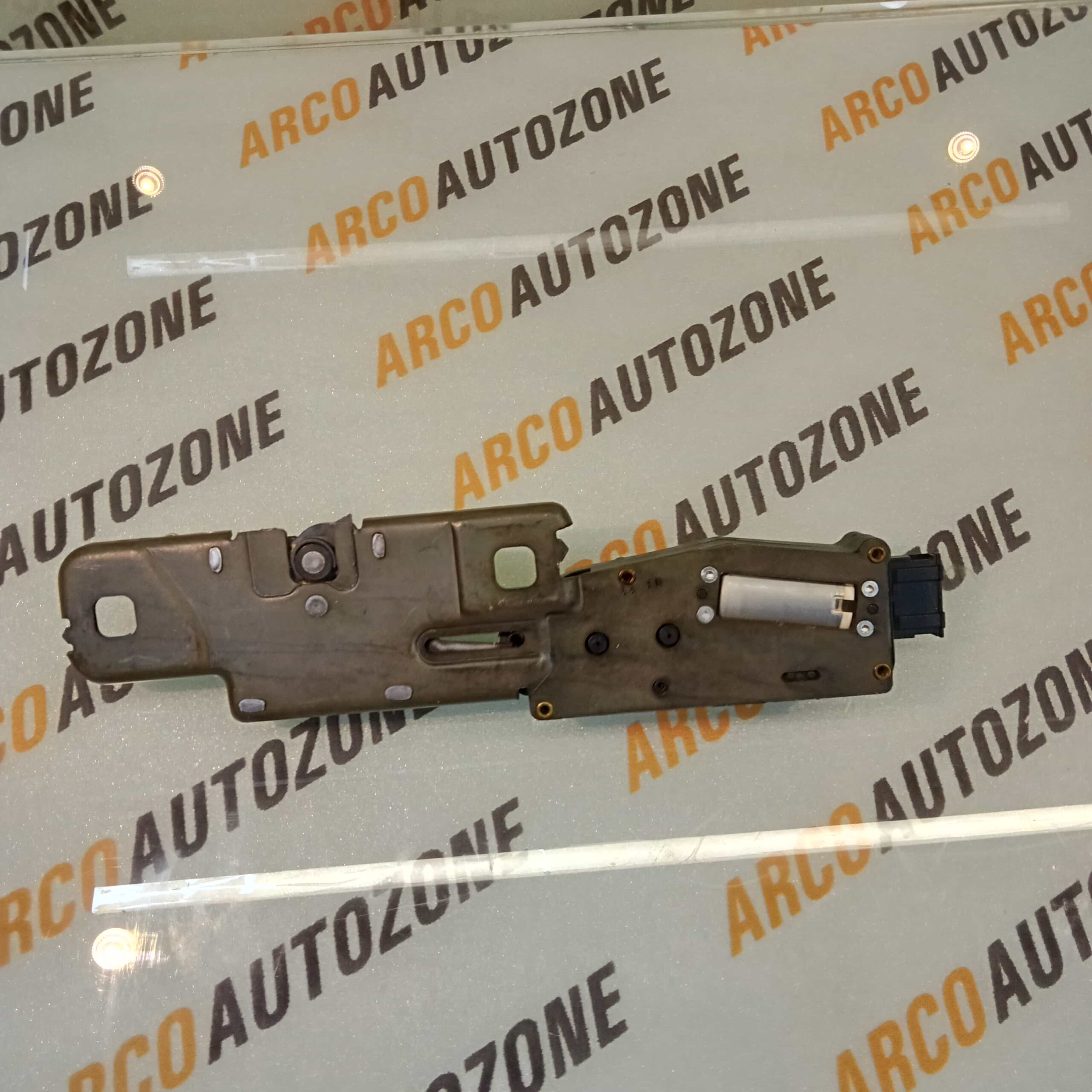 STRIKER PLATE WITH LATCH SUPERB T2 USED 4F9827383E