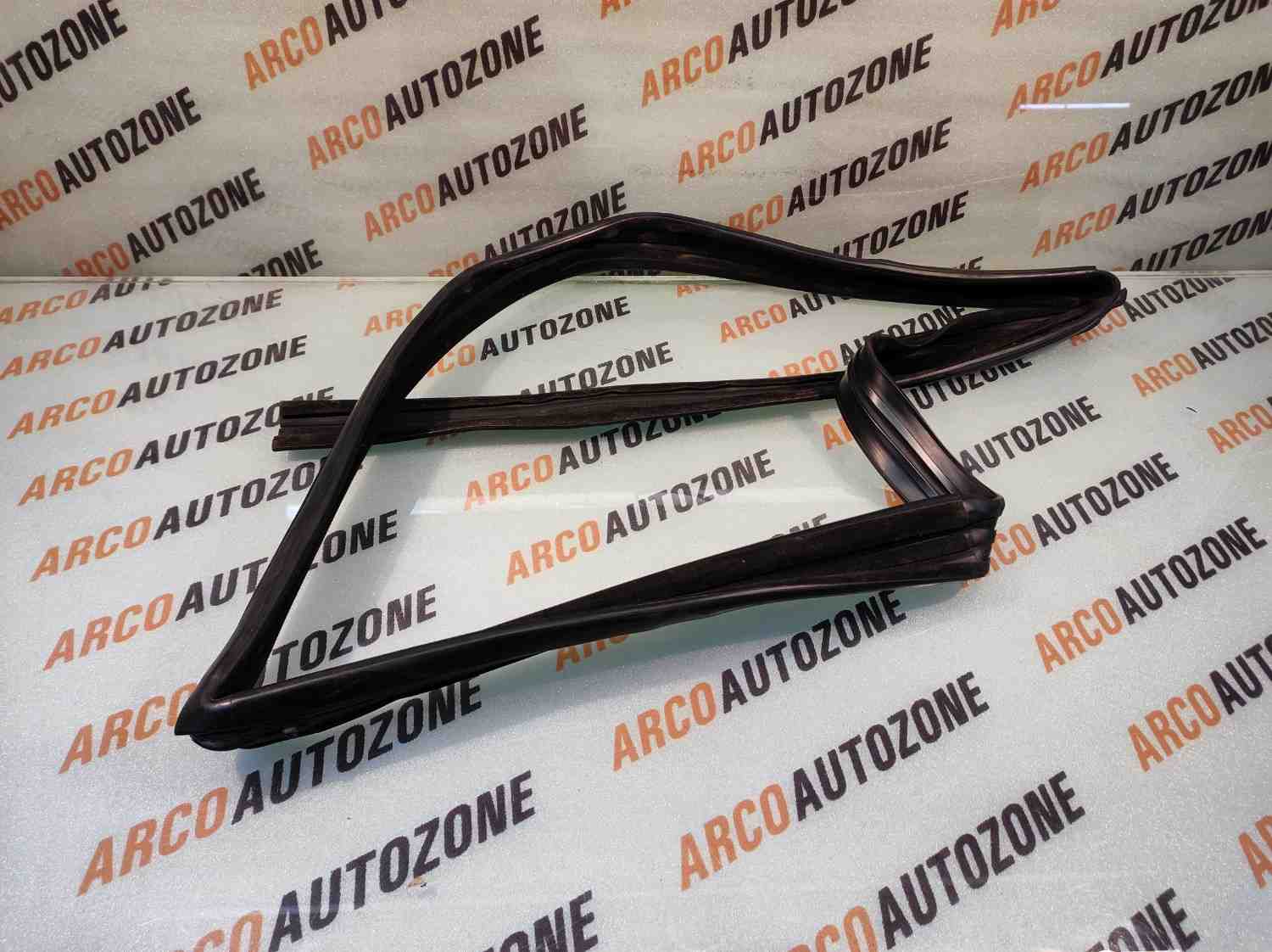 RUN CHANNEL RUBBER SWIFT 05 FRONT RIGHT IMP