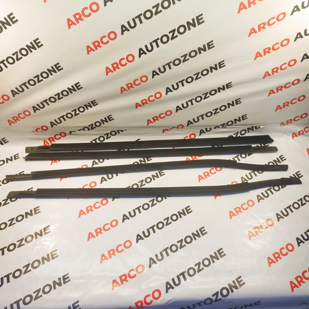 BODY OUTER WEATHERSTRIP OUTER GARNISH XUV500 CHROME