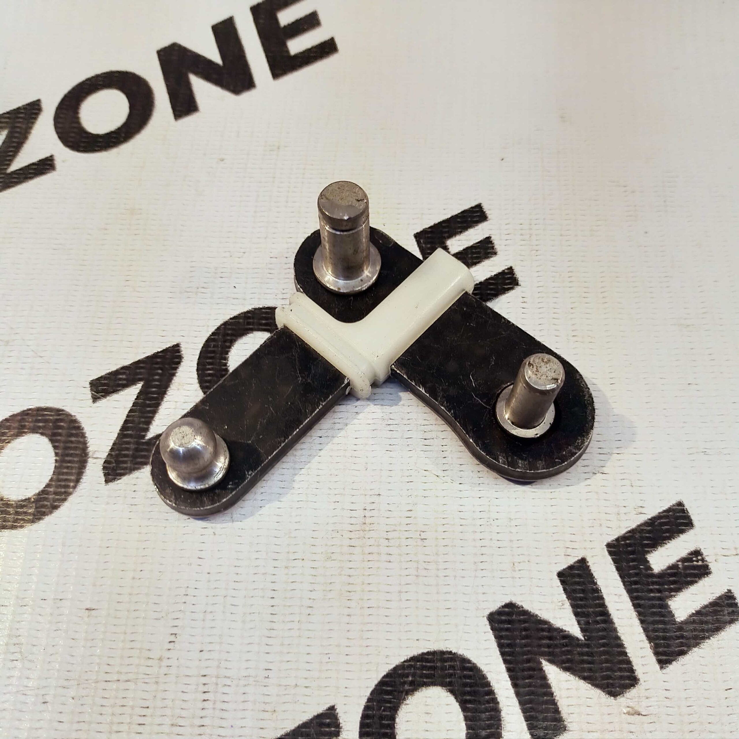 GEAR BRACKET EON LEVER SELECTER HYU 437404N300