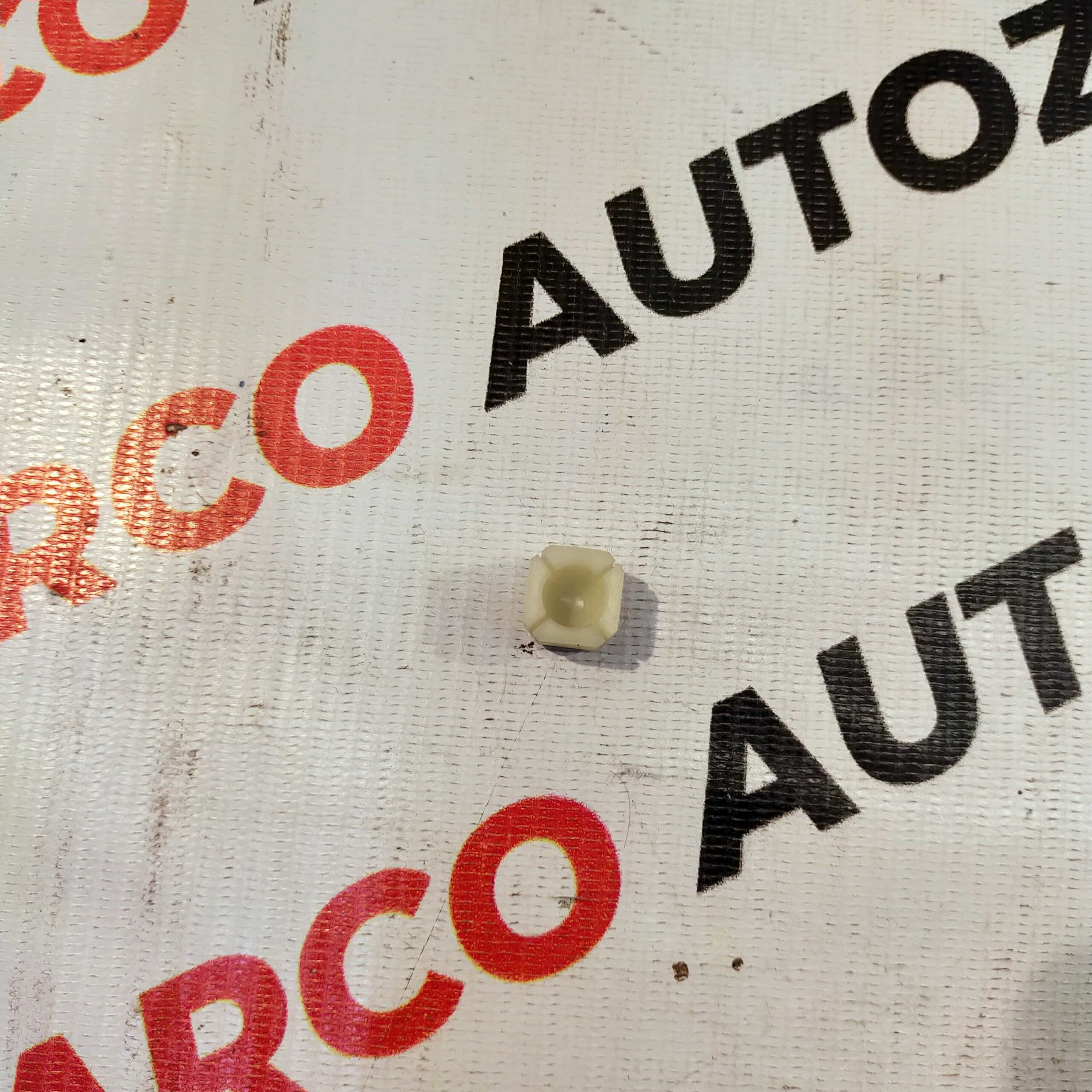 GEAR LEVER BUSH EON PLASTIC HYU 437614N100