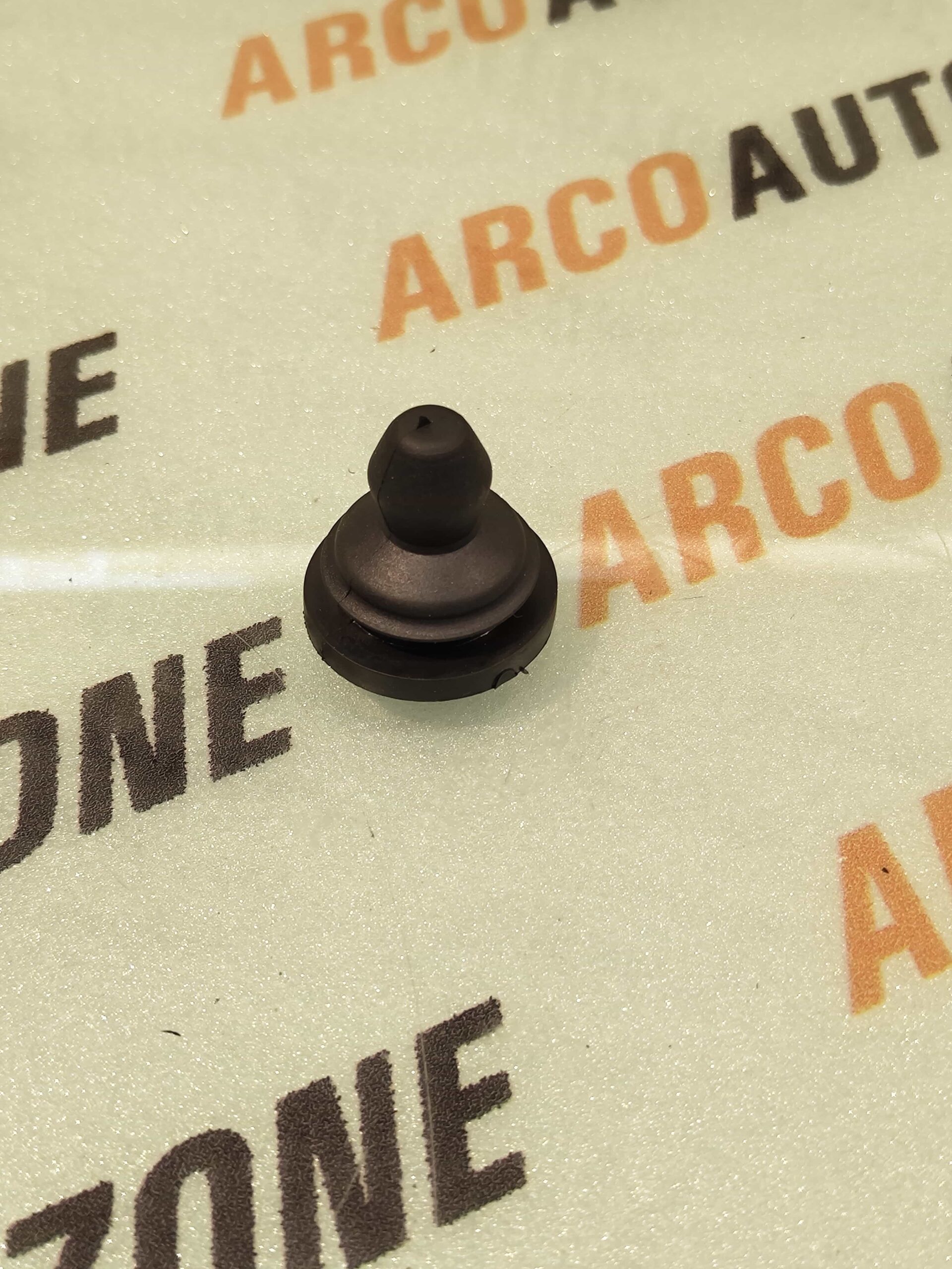 RADIATOR RUBBER DUSTER TERRANO LOWER IMP