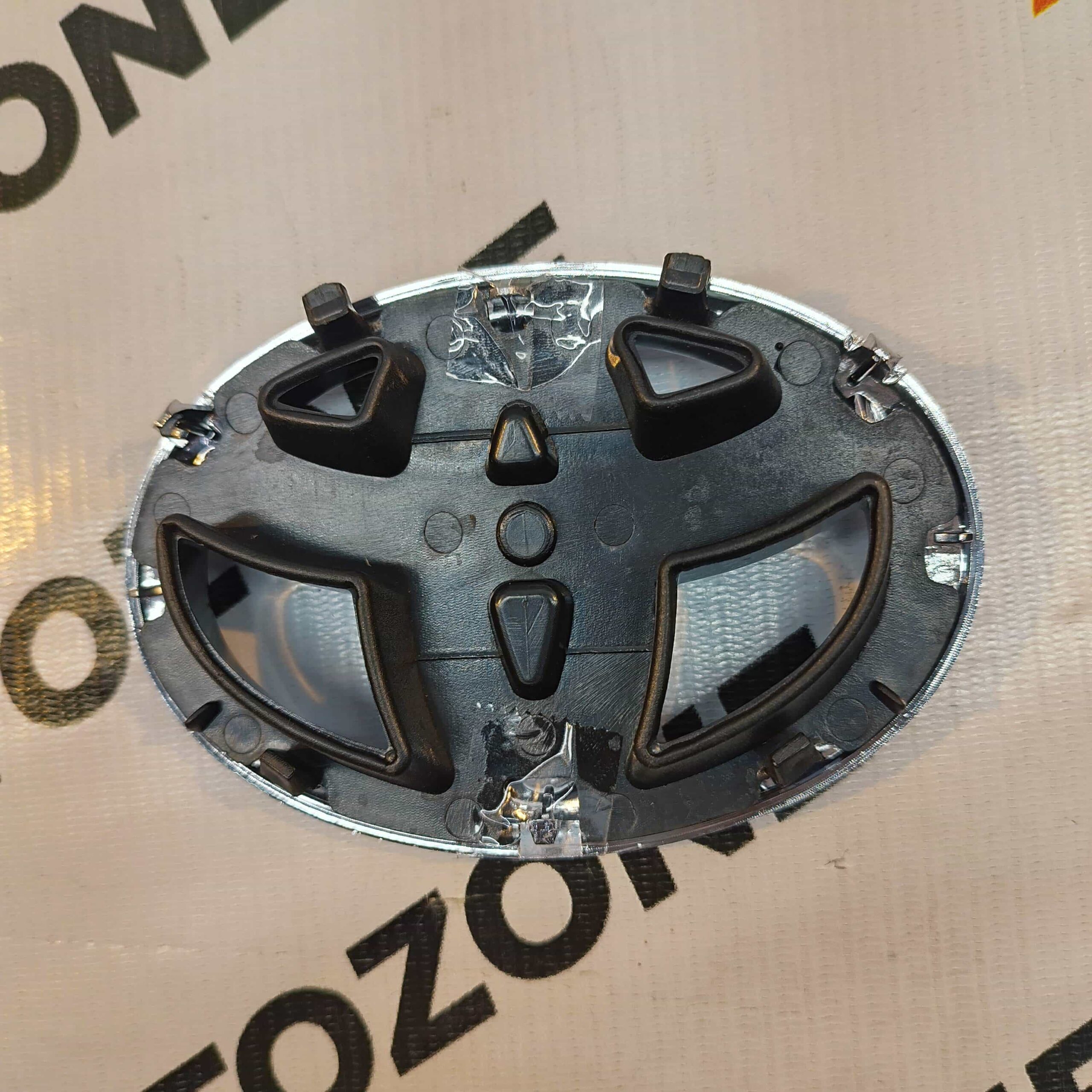 FRONT GRILL LOGO INNOVA 3RD GEN IND