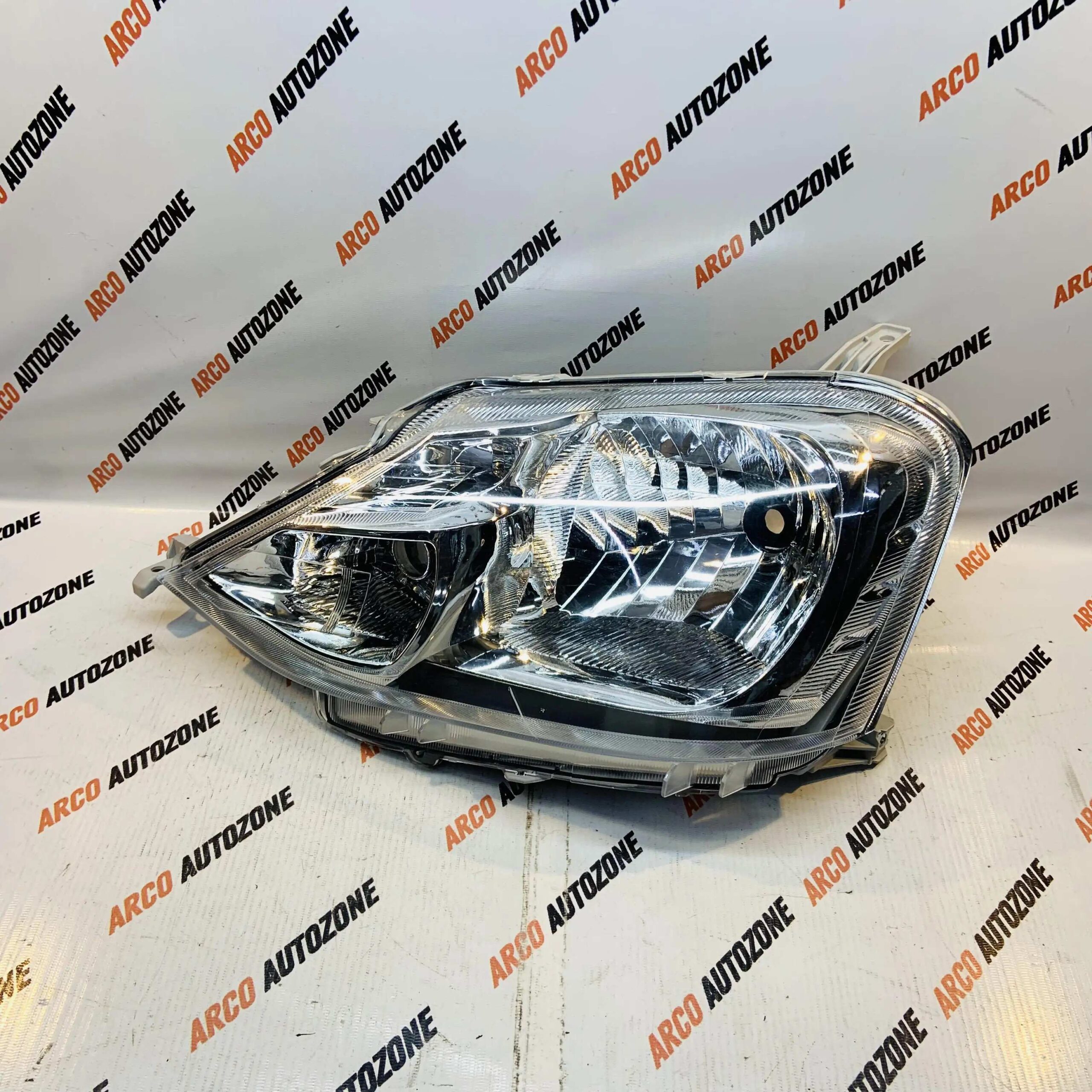 LIGHTING HEAD LIGHT ETIOS LEFT LUM 072HLUETOSL