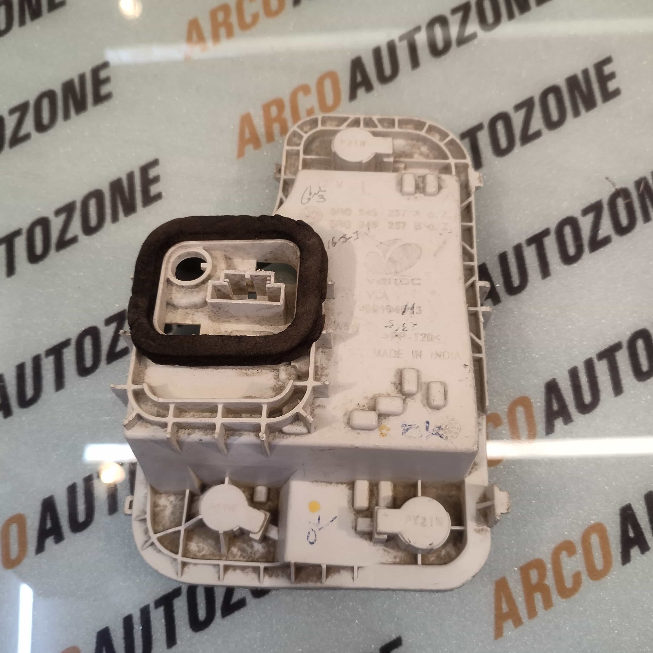 TAIL LIGHT HOLDER POLO 2ND GEN LEFT VW 6RG945257