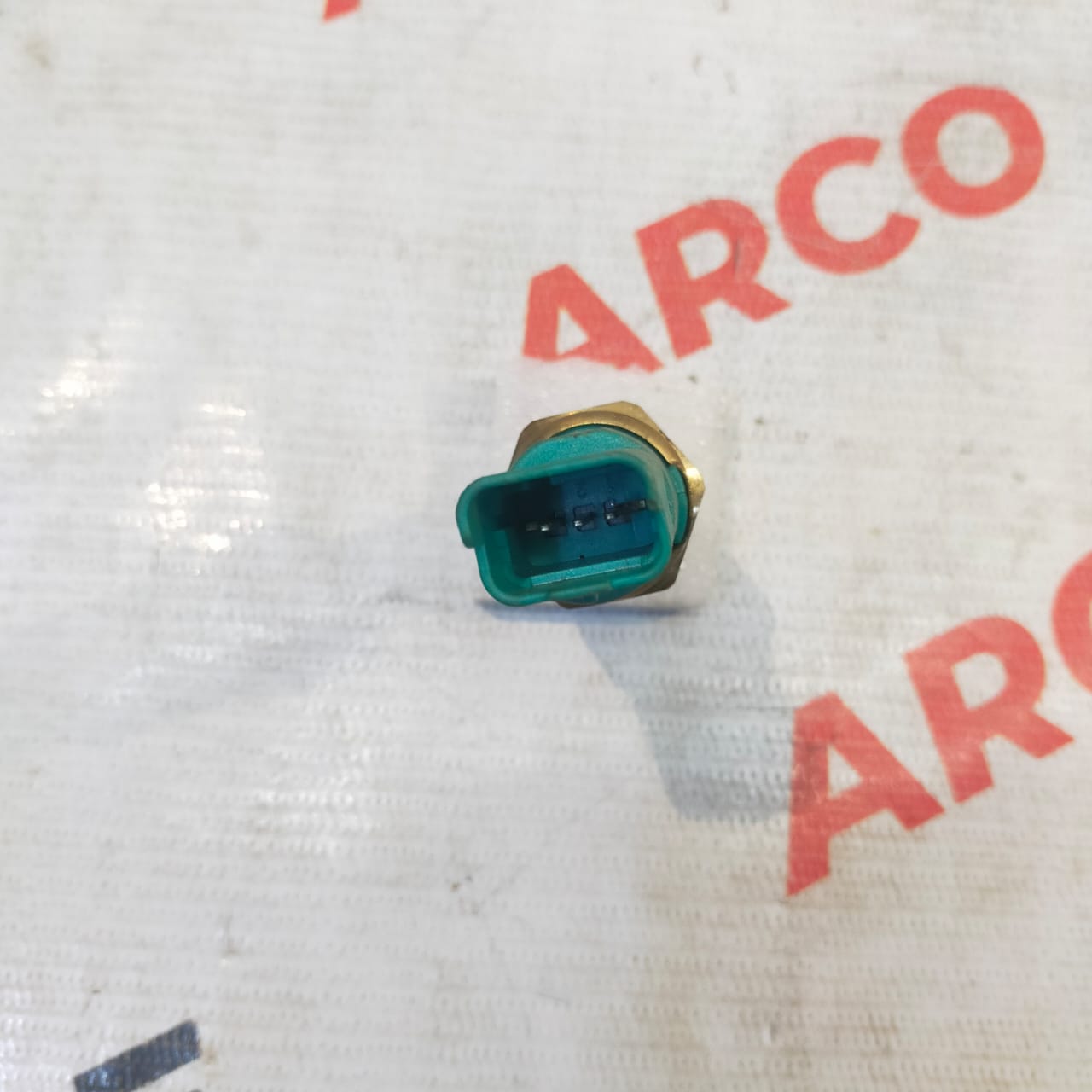 REVERSE LIGHT SWITCH DUSTER GREEN IMP 8200177718