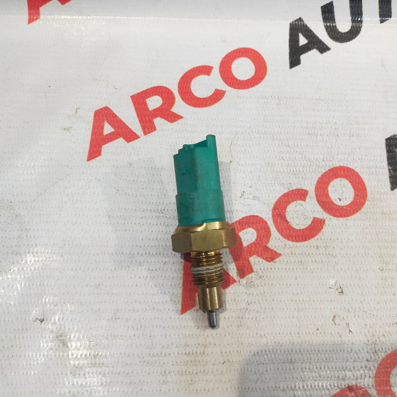 REVERSE LIGHT SWITCH DUSTER GREEN IMP 8200177718