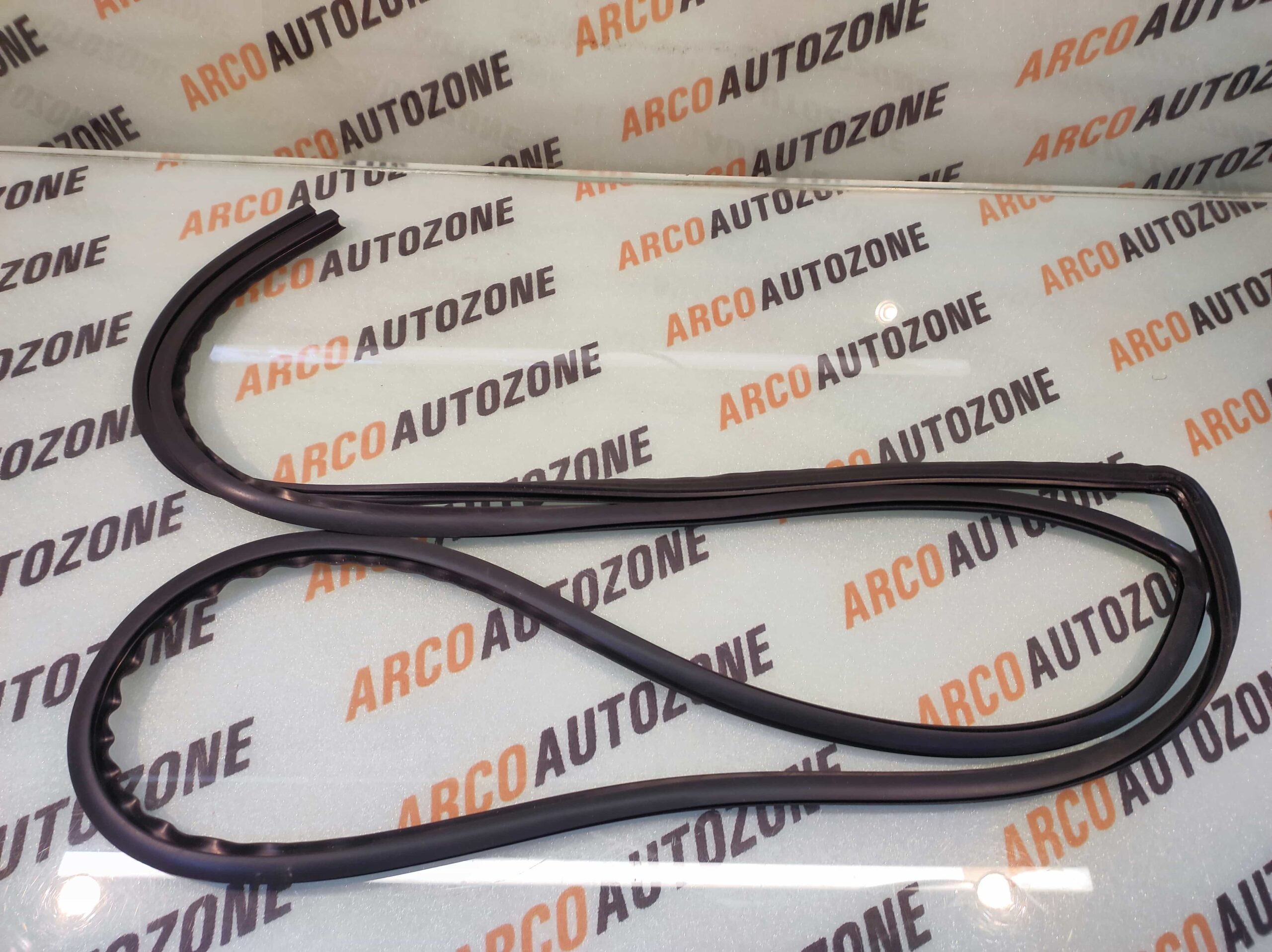 WINDSHIELD MOULDING