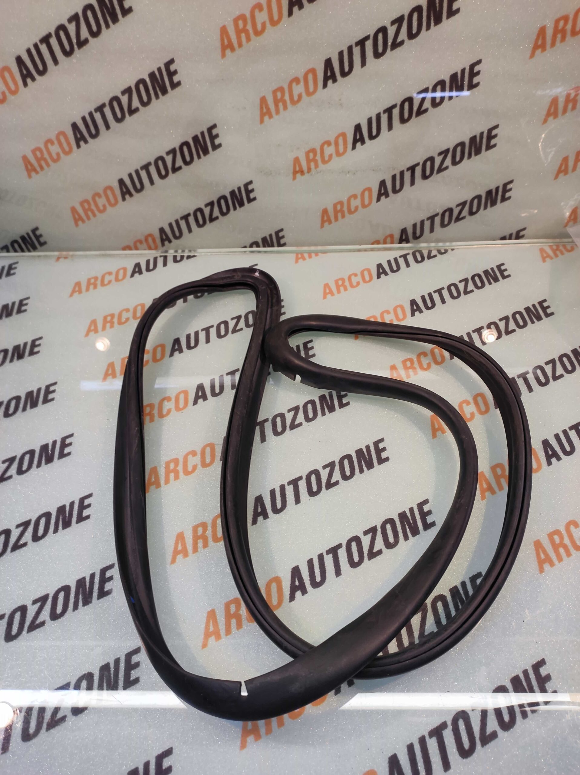 QUARTER GLASS RUBBER TAVERA FIX LEFT METZELER