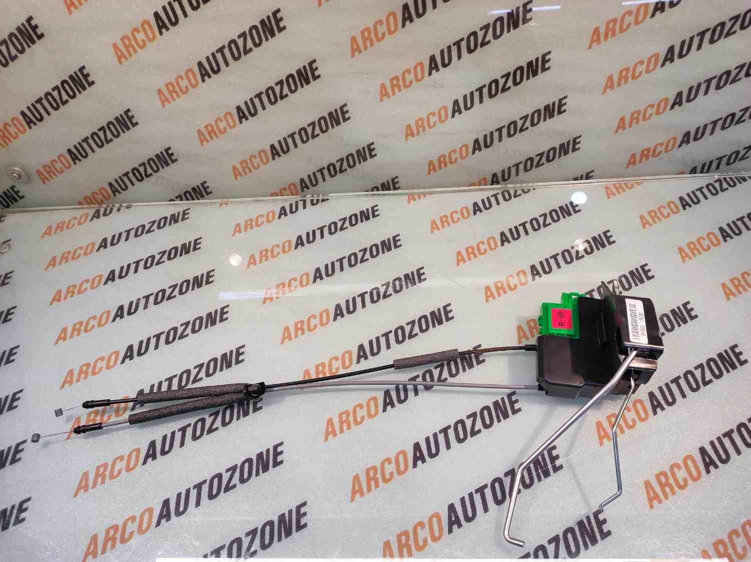 DOOR LATCH VERNA 12 FRONT RIGHT HYU 813201R030