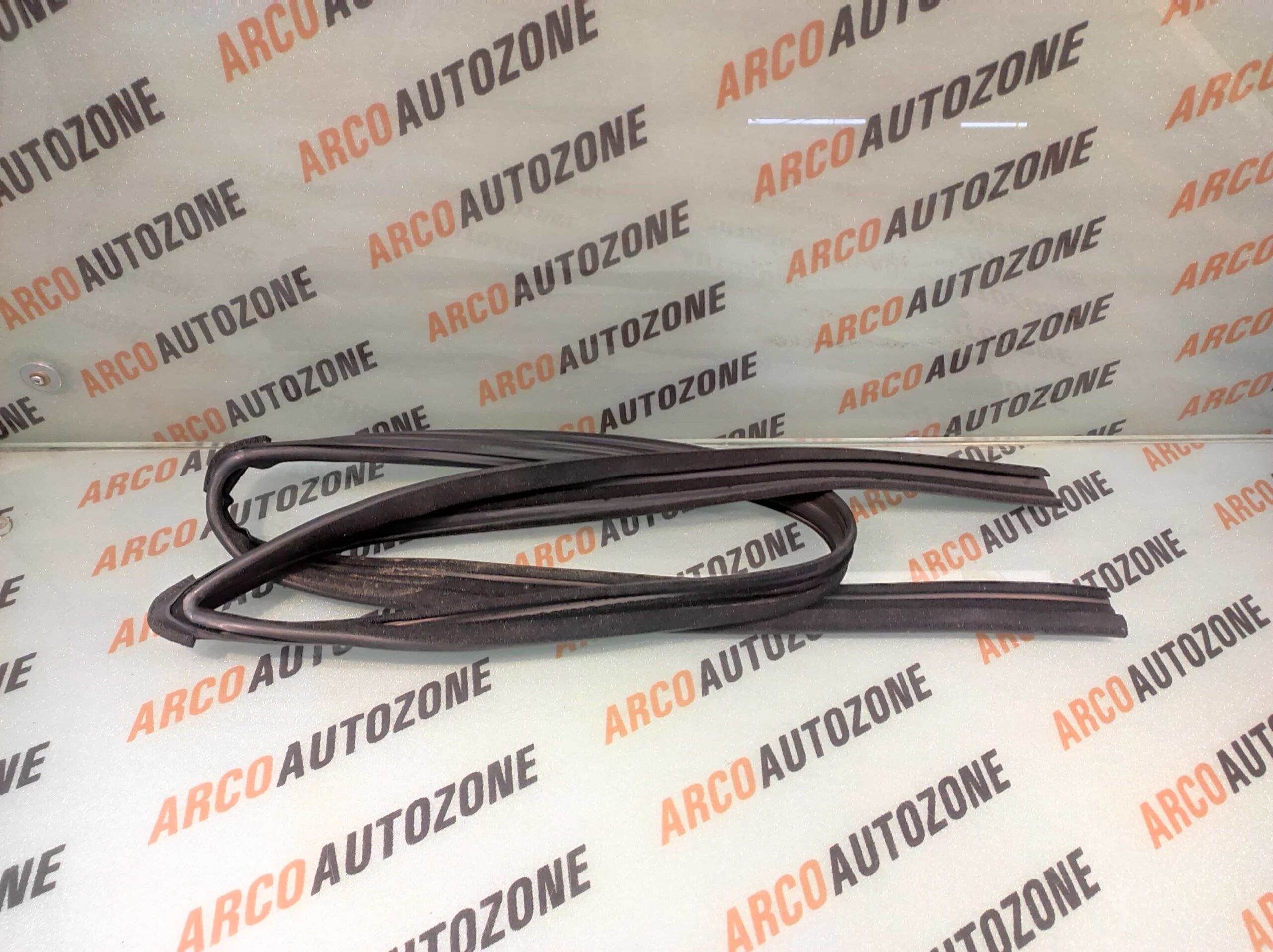 RUN CAHNNEL RUBBER I10 FRONT RIGHT 2007 TO 13 HYU 825400X000
