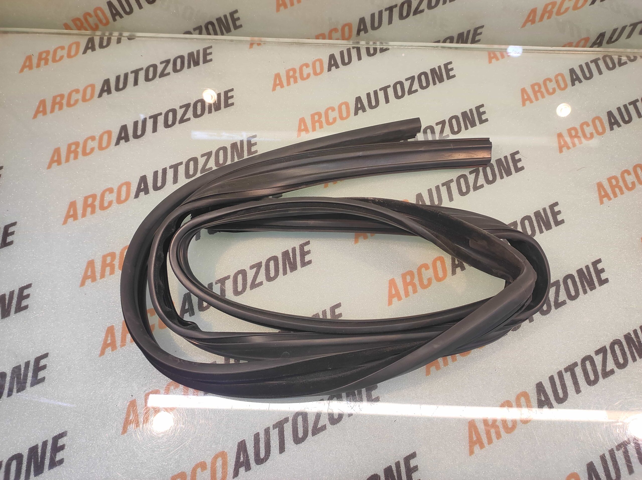 RUN CHANNER RUBBER TAVERA FRONT RIGHT METZELER