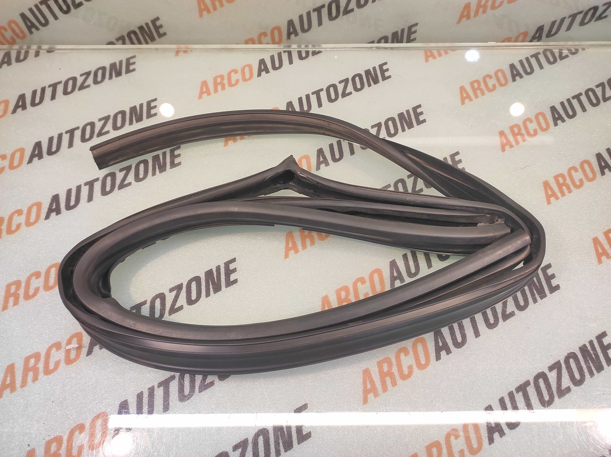 RUN CHANNER RUBBER TAVERA FRONT LEFT METZELER