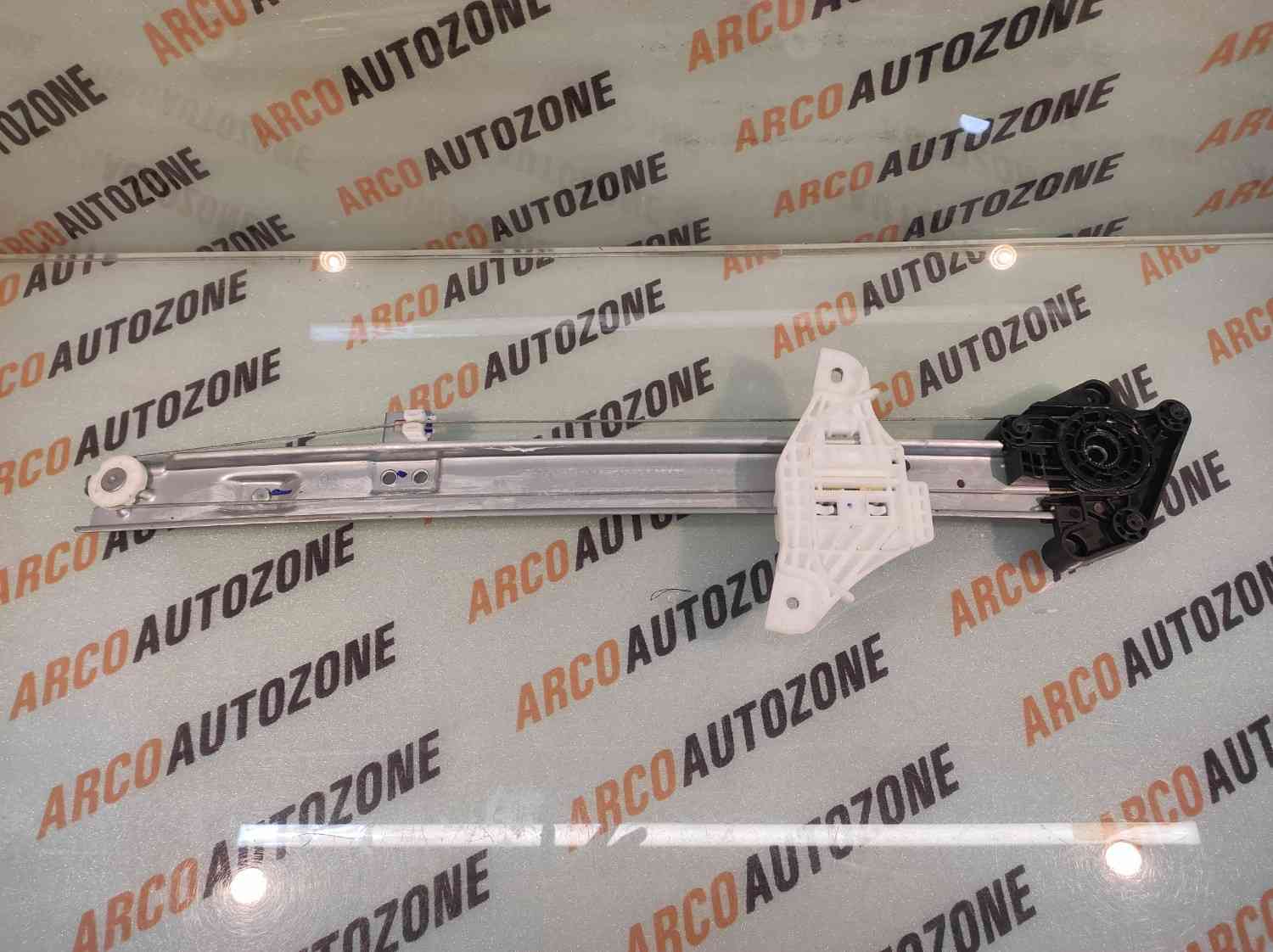 GLASS MACHINE ALCAZAR FRONT RIGHT WITHOUT MOT HYU 82404BV010