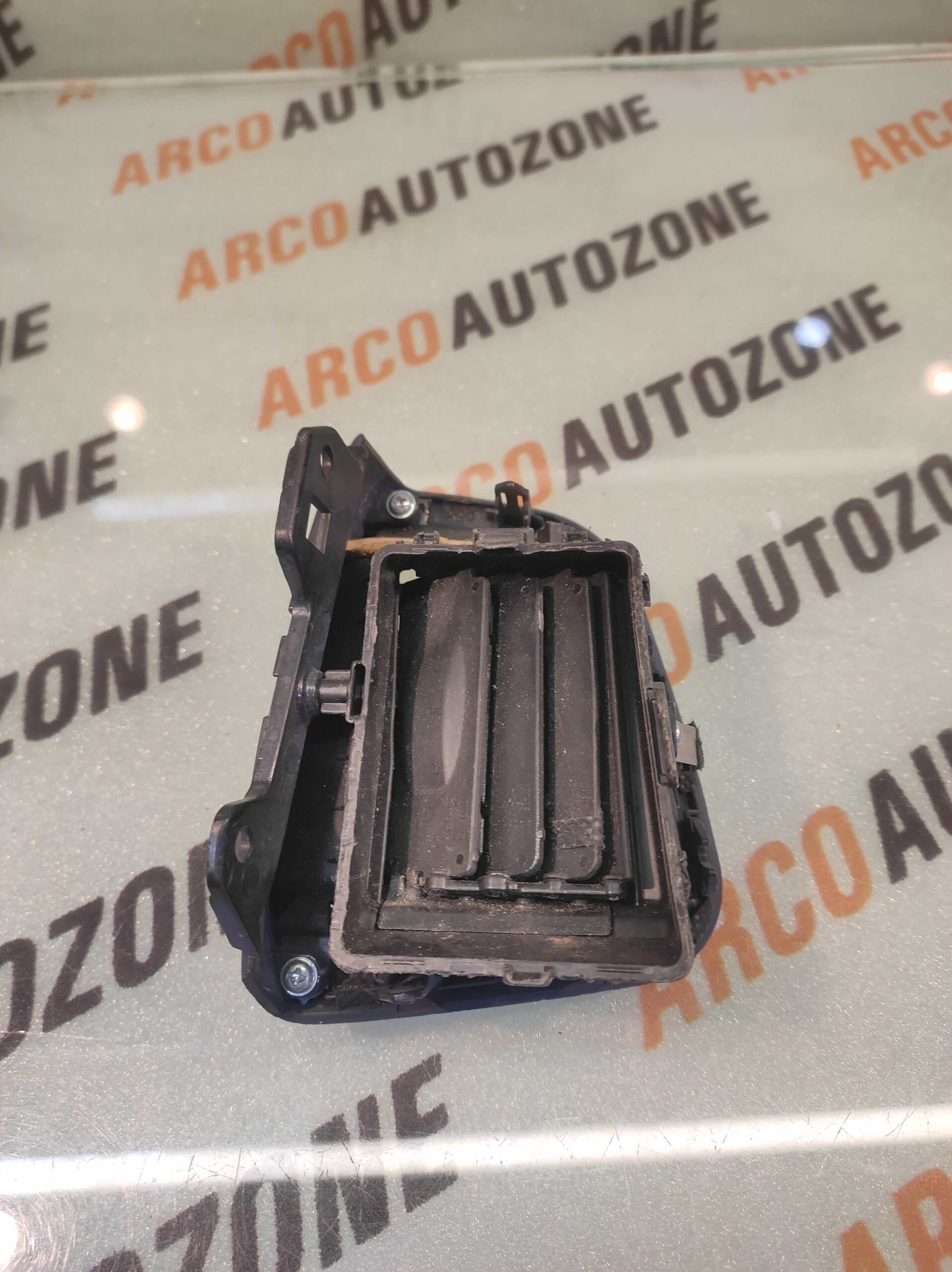 AC VENT SANTRO 2018 LEFT USED 97480C8000