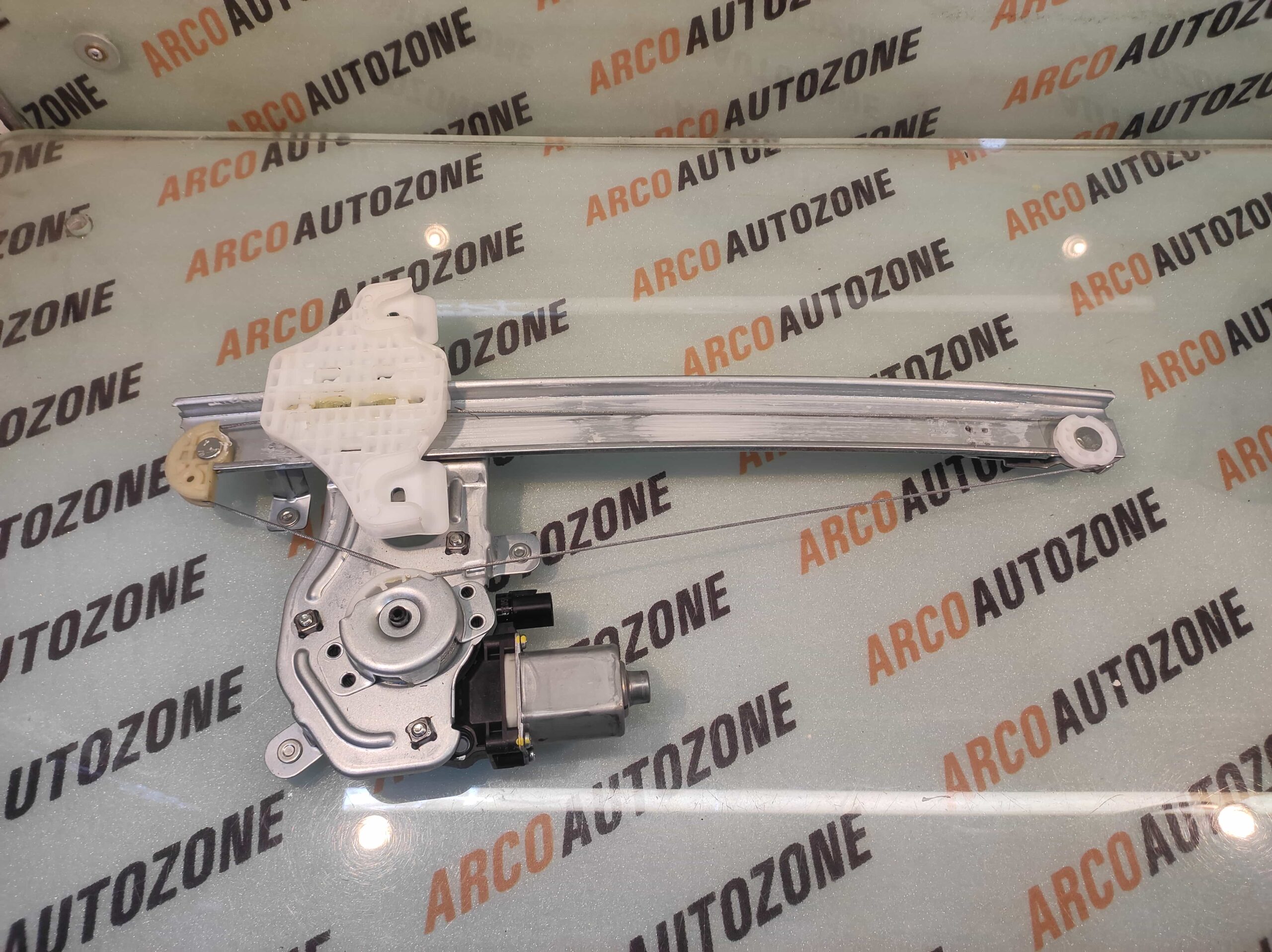 GLASS MACHINE CRETA 15 REAR LEFT WITH MOTOR HYU 83401A0000