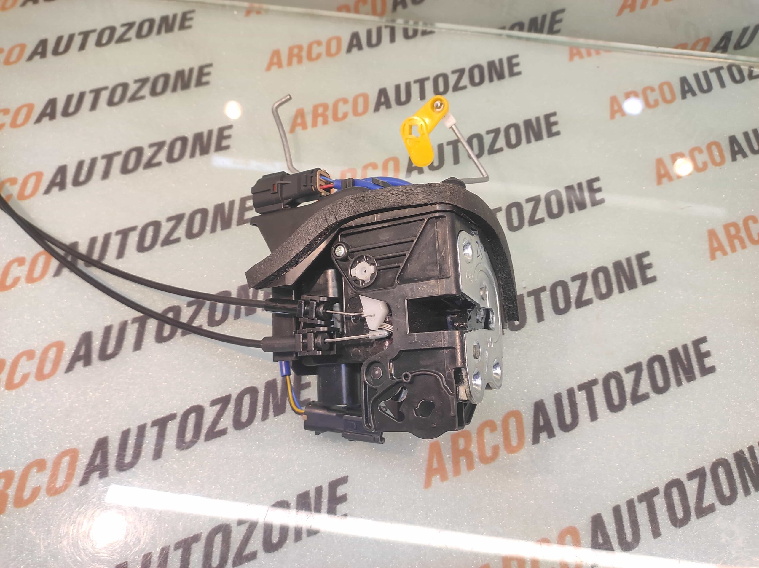DOOR LATCH SONET FRONT RIGHT KIA 81320CC150