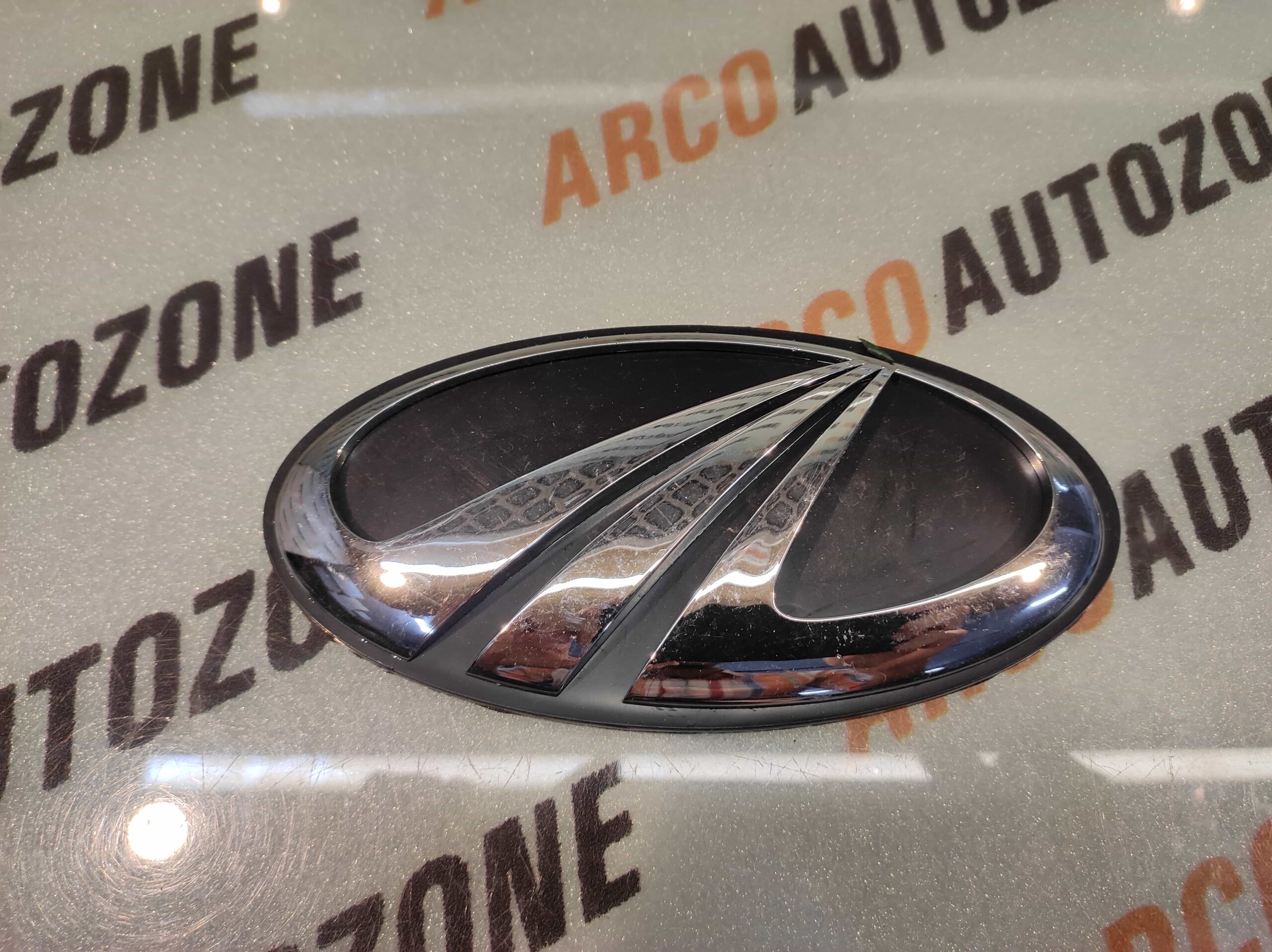 FRONT GRILL LOGO MAHINDRA OLD 16 INCH