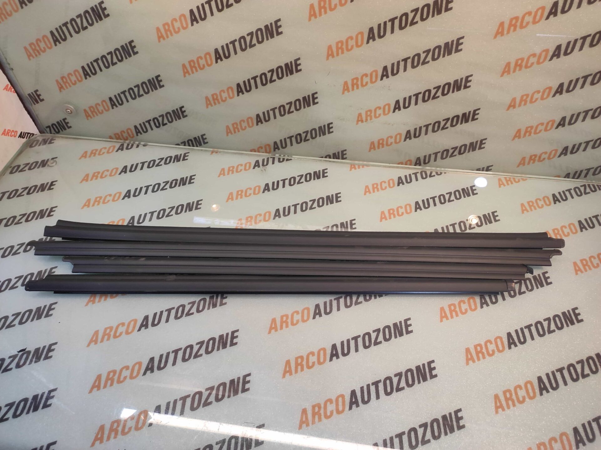 BODY OUTER WEATHERSTRIP OUTER GARNISH FORTUNER T1 SET