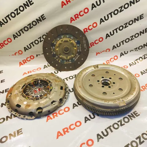 FLY WHEEL CLUTCH KIT JETTA T2 DIESEL LUK 6000299000E