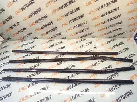 BODY OUTER WEATHERSTRIP OUTER GARNISH XUV500 SET