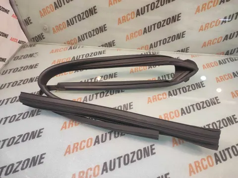 RUN CHANNEL RUBBER DZIRE 18 FRONT LEFT IMP