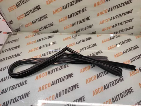 RUN CHANNEL RUBBER TAVERA REAR LEFT METZELER 97595016
